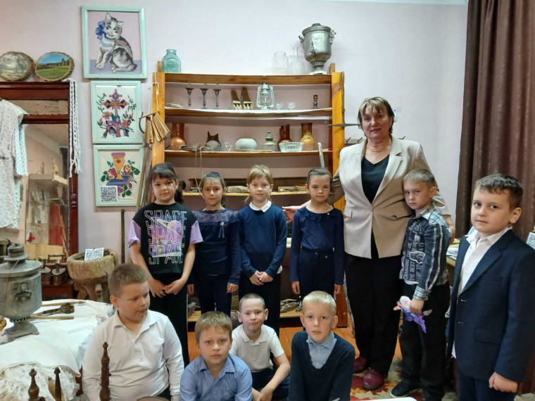 Выставка «Национальные костюмы, быт, традиции народов Поволжья».